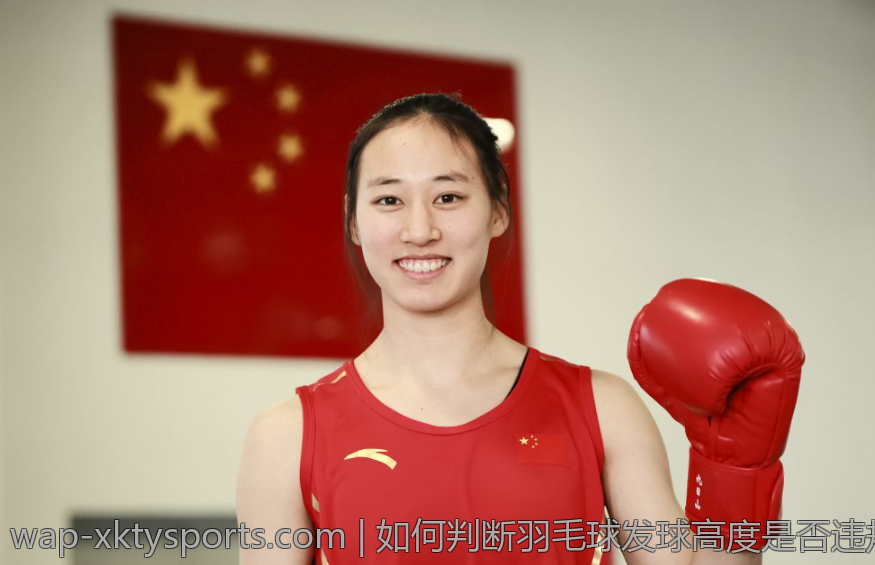 如何判断羽毛球发球高度是否违规：规则与实战技巧